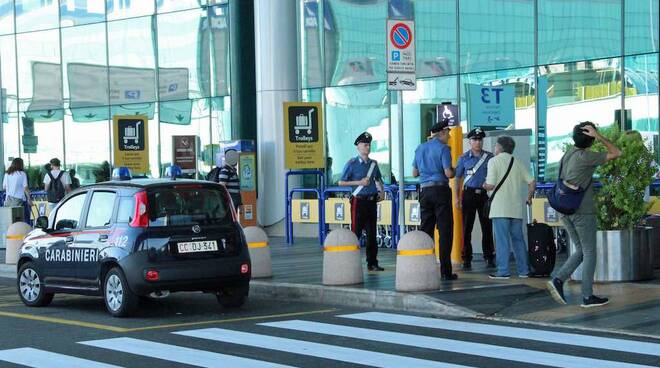 Fiumicino: arrestato 45enne con oltre 20 kg di droga in valigia