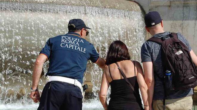 Tenta di immergersi nella Fontana di Trevi: fermato turista a Roma