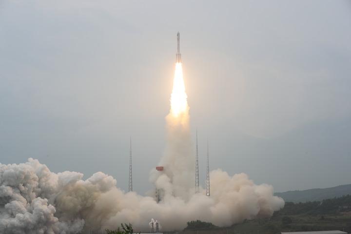Cina: Long March 6 decolla da Taiyuan trasportando satelliti (1)