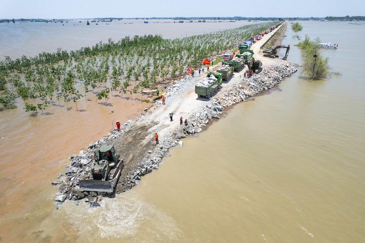 Cina: blocco della falla dell’argine sul lago Dongting (1)