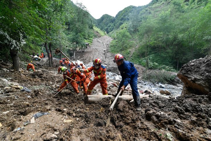 Cina: operazioni di soccorso dopo le pesanti precipitazioni nel Gansu (2)