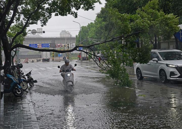 Cina: Shanghai colpita dal tifone Bebinca (2)